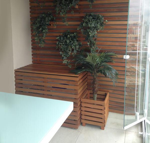 Aire acondicionado tapado por madera y plantas